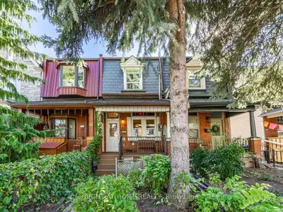Att/Row/Townhouse in Toronto