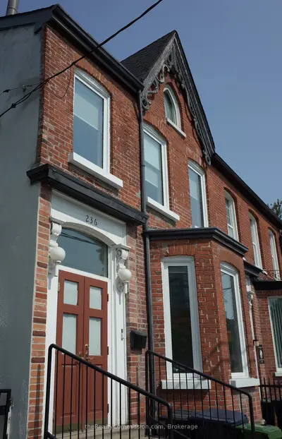 Att/Row/Townhouse in Toronto