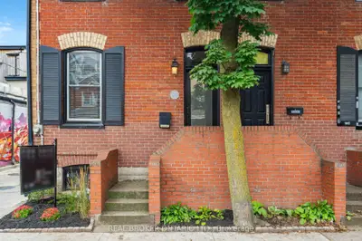 Att/Row/Townhouse in Toronto