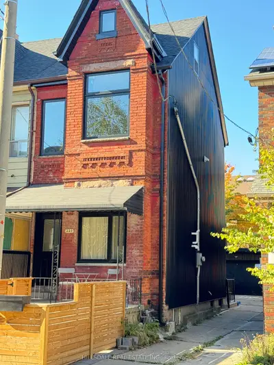 Att/Row/Townhouse in Toronto
