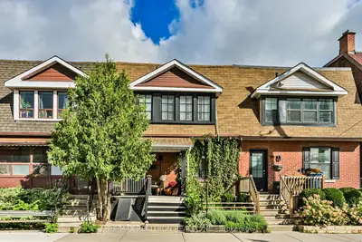 Att/Row/Townhouse in Toronto