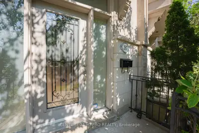 Att/Row/Townhouse in Toronto
