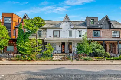 Att/Row/Townhouse in Toronto