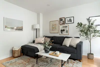 Att/Row/Townhouse in Toronto