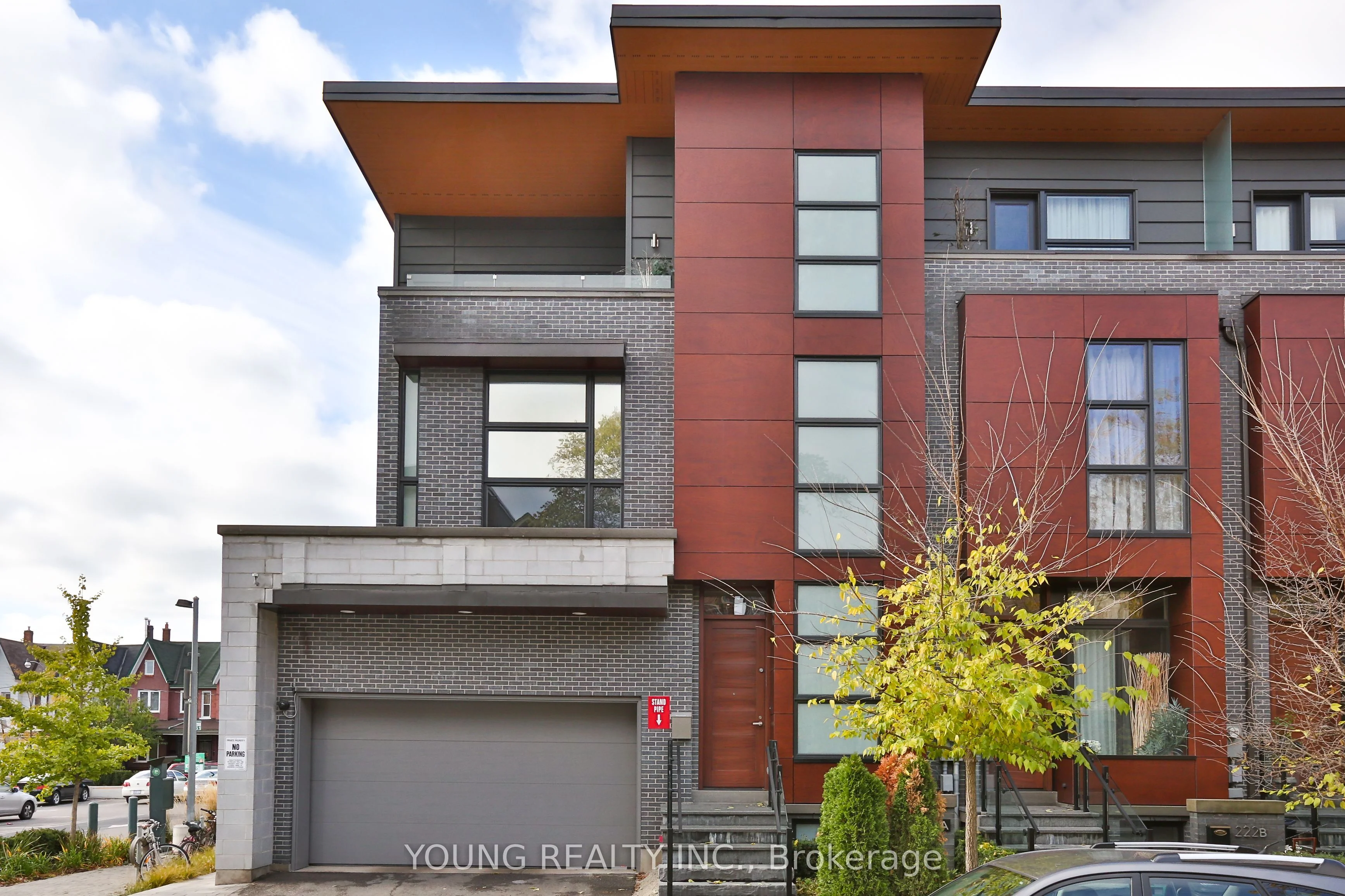 Att/Row/Townhouse in Toronto