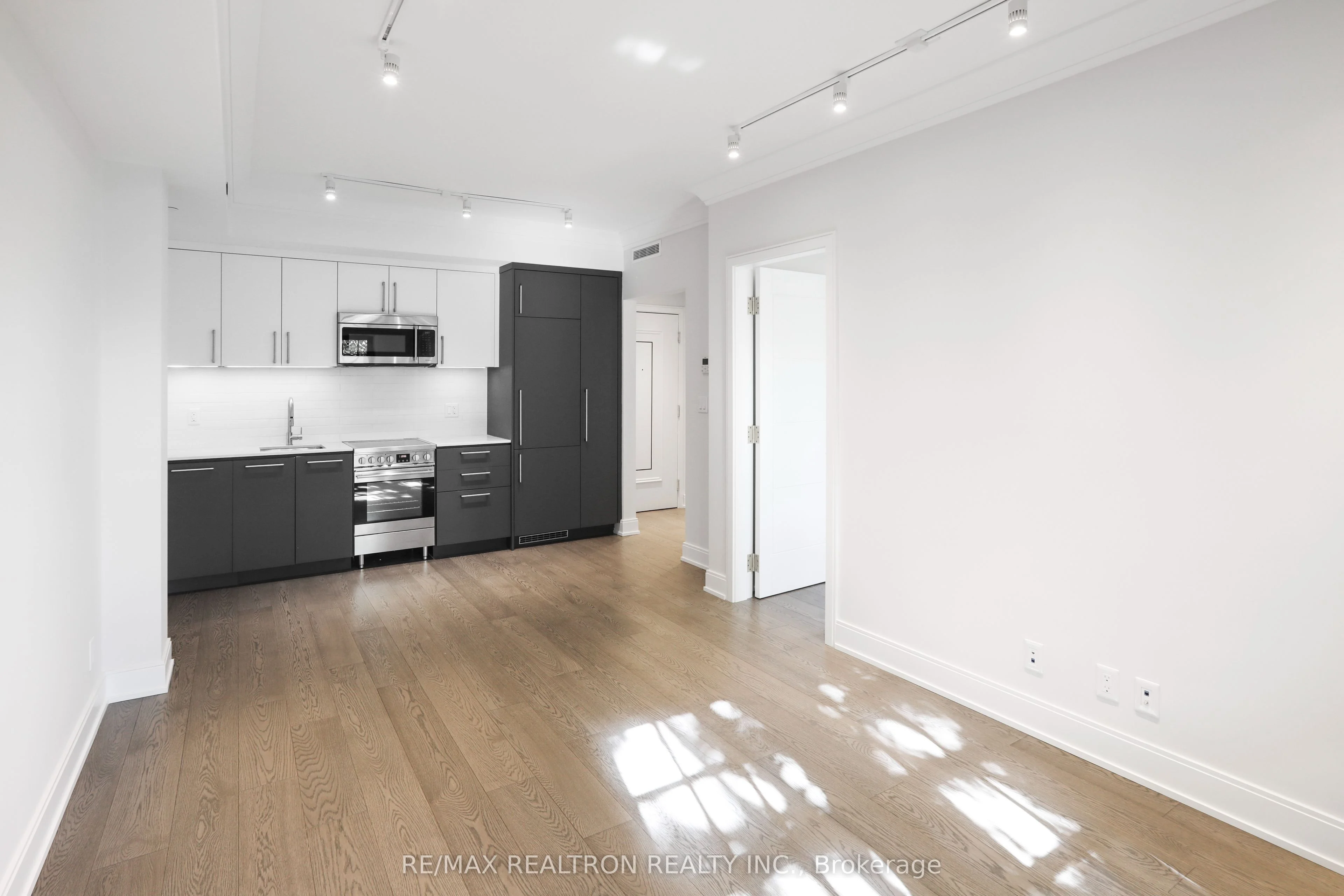 2 Clarendon Avenue 311, Toronto C02, ON M4V 1H9