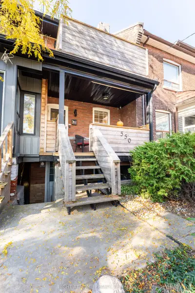 Att/Row/Townhouse in Toronto