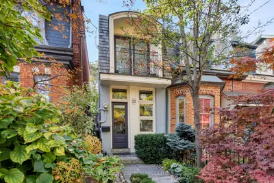 Att/Row/Townhouse in Toronto