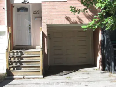 Att/Row/Townhouse in Toronto