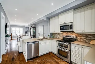 Att/Row/Townhouse in Toronto