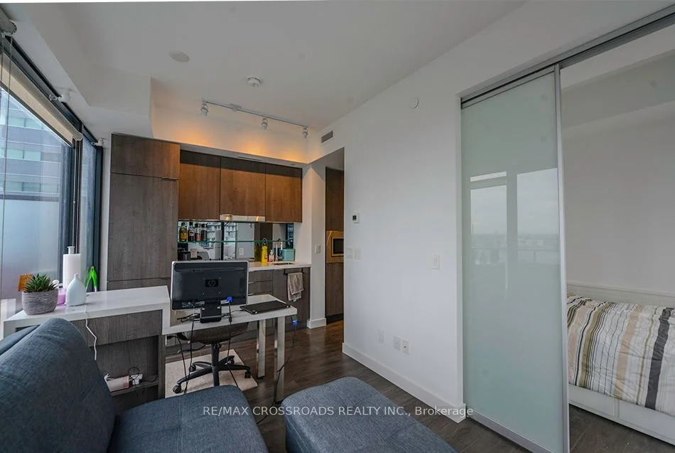 215 Queen Street W 1701, Toronto C01, ON M5V 0P5