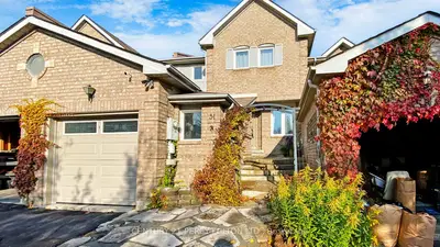Att/Row/Townhouse in Whitby