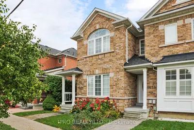 Att/Row/Townhouse in Toronto