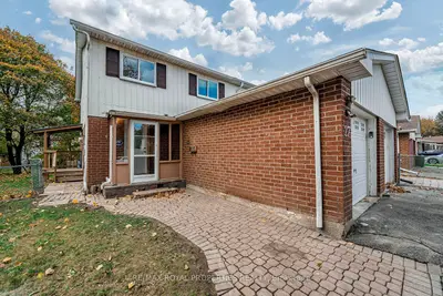 Att/Row/Townhouse in Toronto