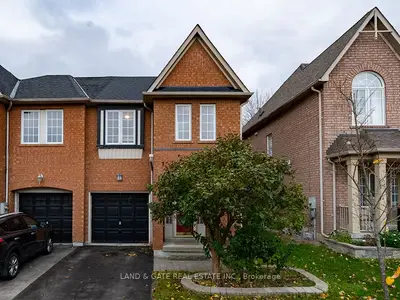 Att/Row/Townhouse in Whitby