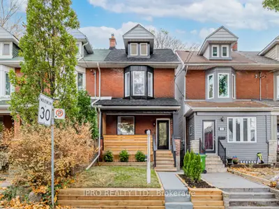 Att/Row/Townhouse in Toronto