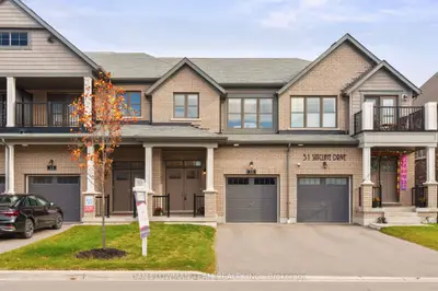 Att/Row/Townhouse in Whitby