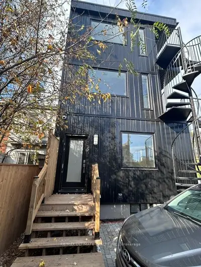 Att/Row/Townhouse in Toronto