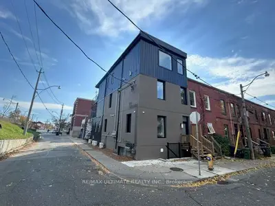 Att/Row/Townhouse in Toronto