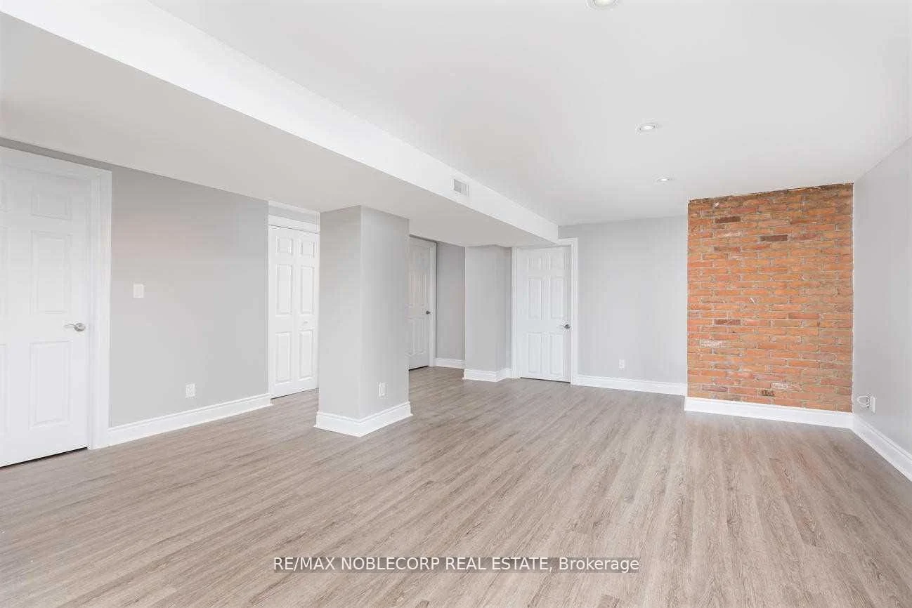 694 Emerson Avenue Lower, Oshawa, ON L1H 3L3