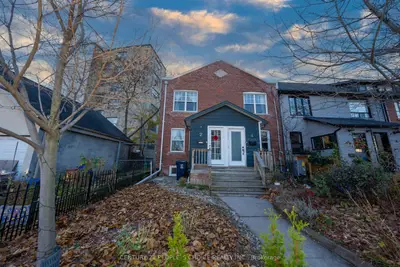 Att/Row/Townhouse in Toronto