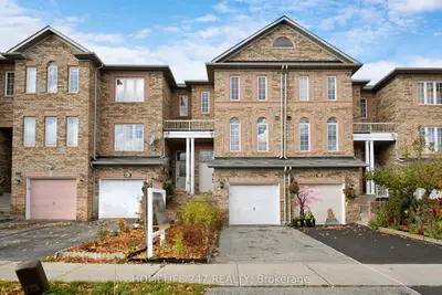 Att/Row/Townhouse in Toronto