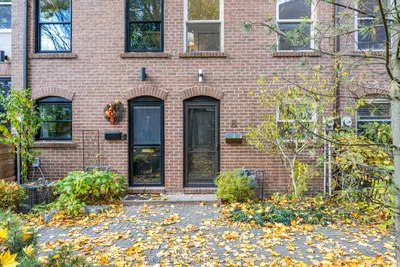 Att/Row/Townhouse in Toronto