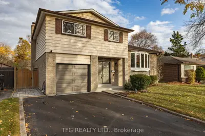 Detached in Whitby