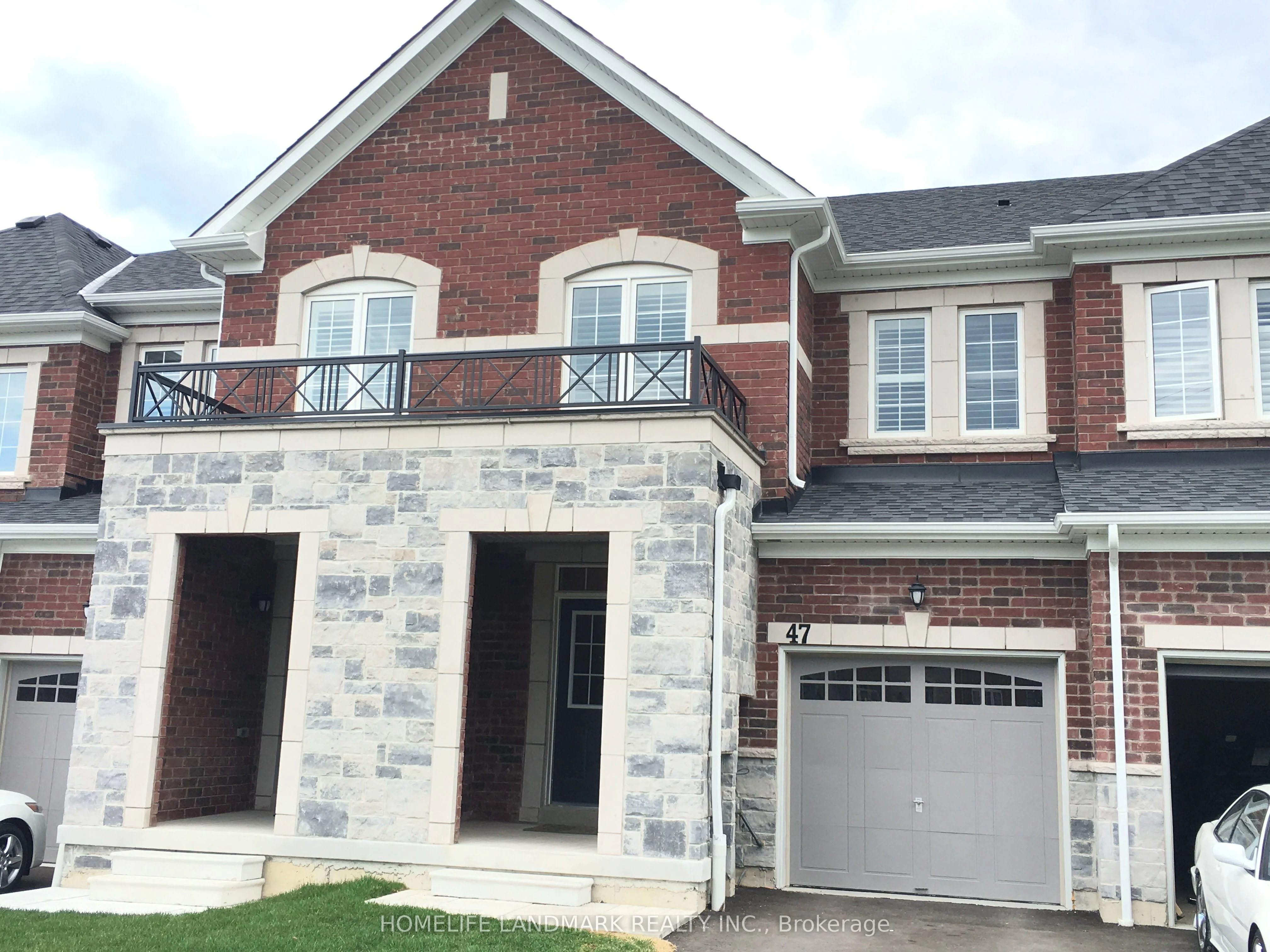 Att/Row/Townhouse in Whitby