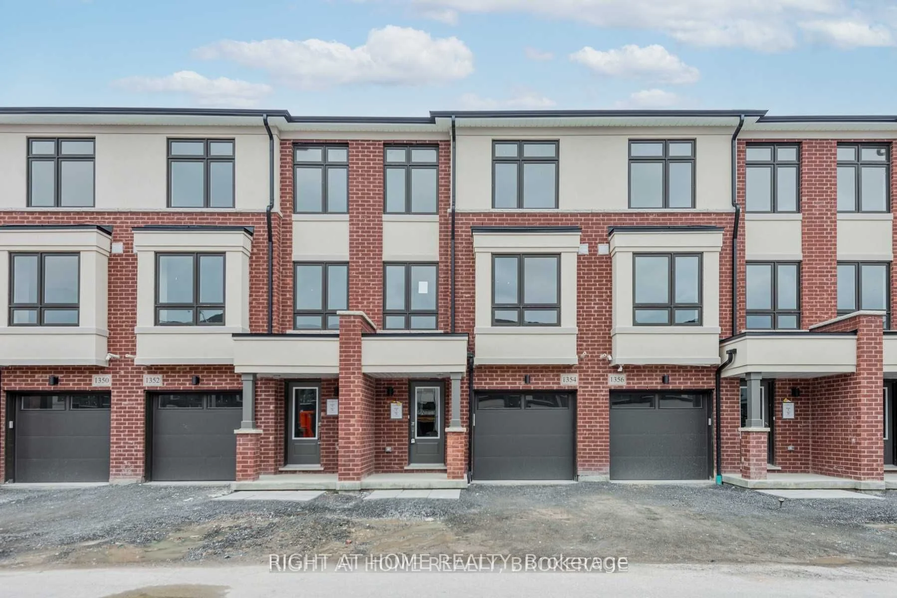 Att/Row/Townhouse in Oshawa