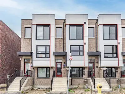 Att/Row/Townhouse in Ajax