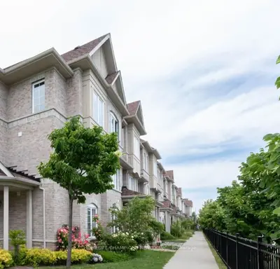Att/Row/Townhouse in Toronto