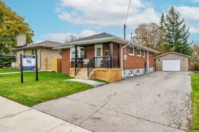 Detached in Whitby