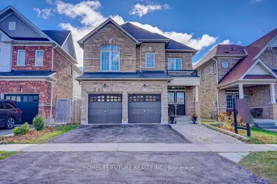 Detached in Whitby