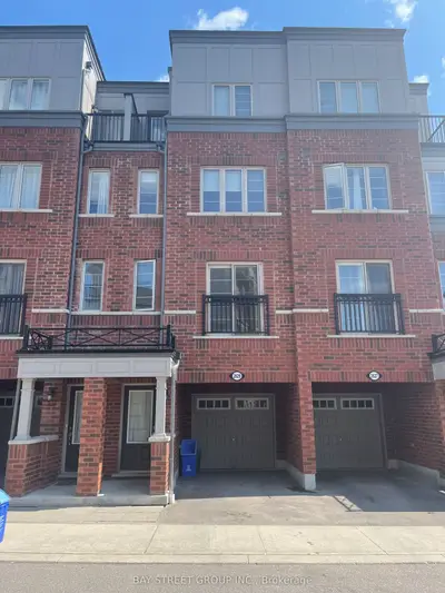 Att/Row/Townhouse in Oshawa