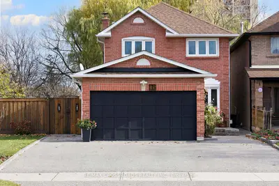 Detached in Whitby
