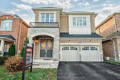 Detached in Whitby