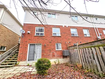 Att/Row/Townhouse in Oshawa