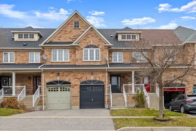 Att/Row/Townhouse in Whitby