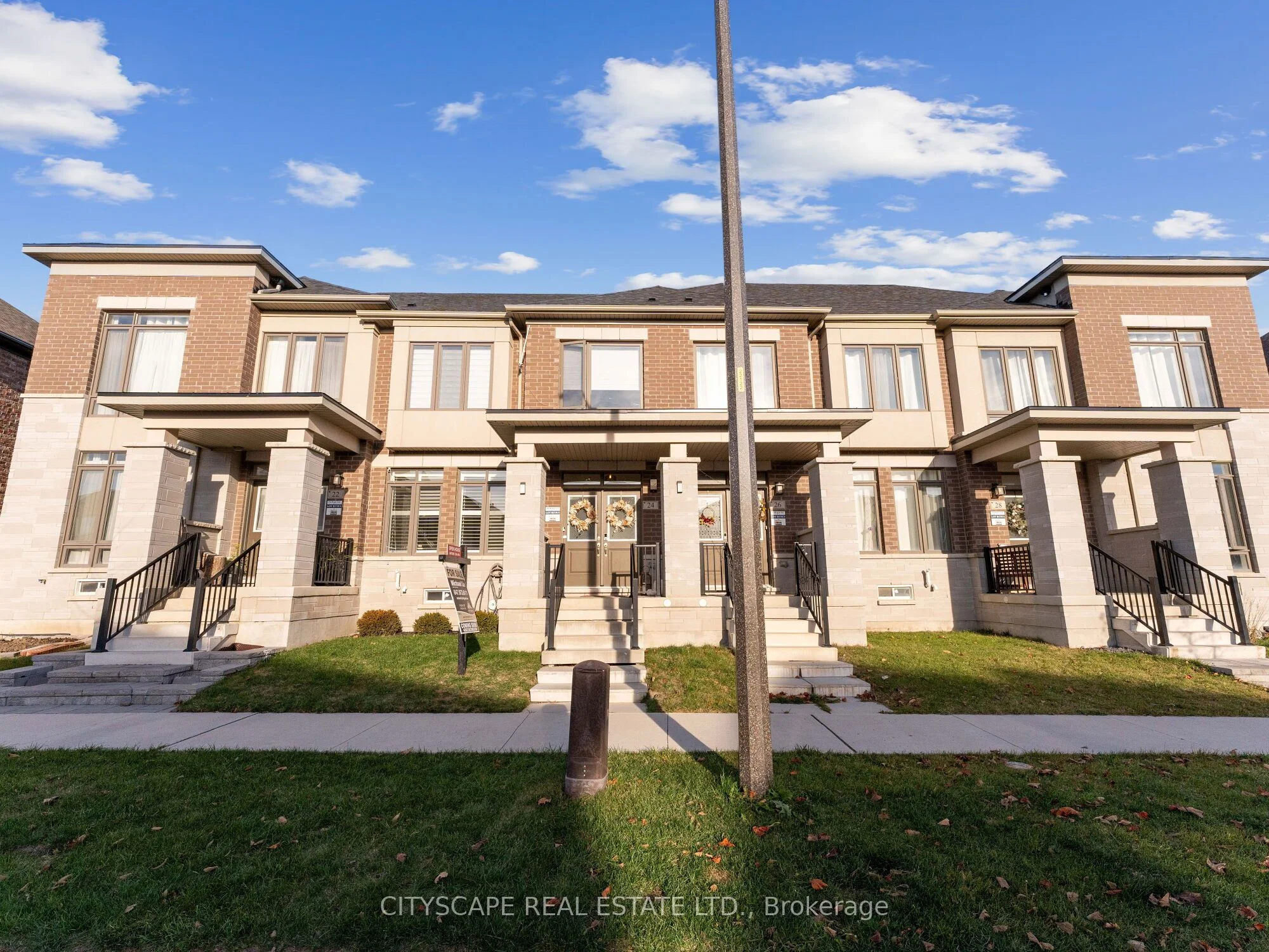 Att/Row/Townhouse in Whitby