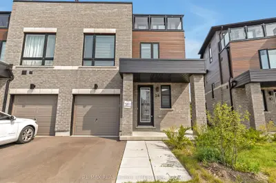 Att/Row/Townhouse in Whitby