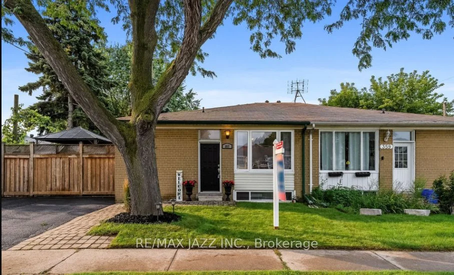 Detached in Whitby