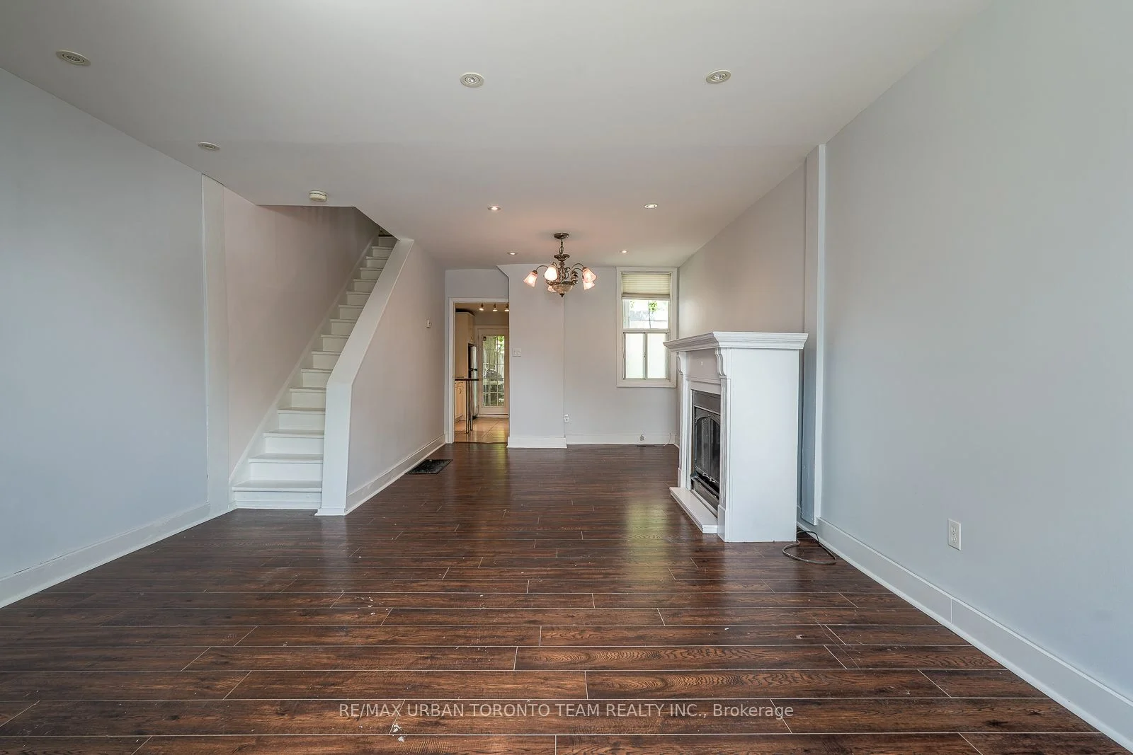 880 Dundas Street E Room B, Toronto E01, ON M4M 1R3