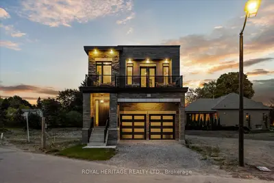 Detached in Whitby