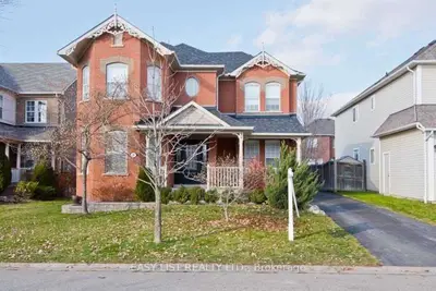 Detached in Whitby