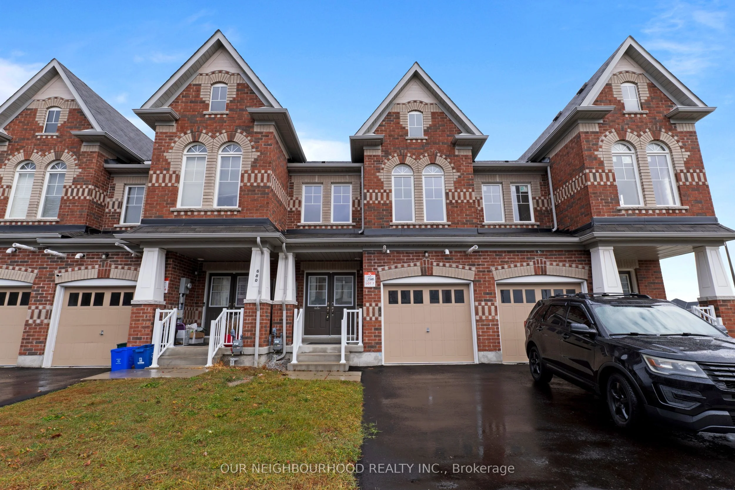 Att/Row/Townhouse in Oshawa