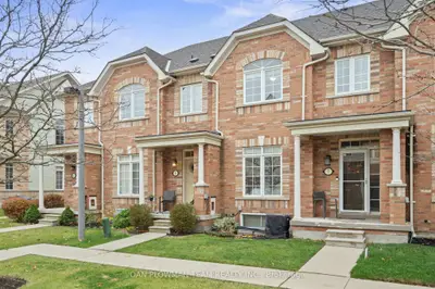 Att/Row/Townhouse in Whitby