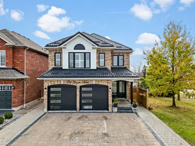 Detached in Whitby
