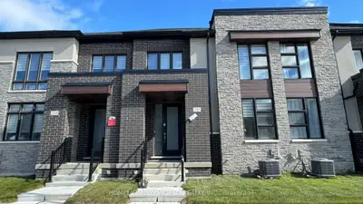 Att/Row/Townhouse in Whitby