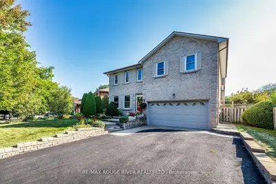 Detached in Whitby